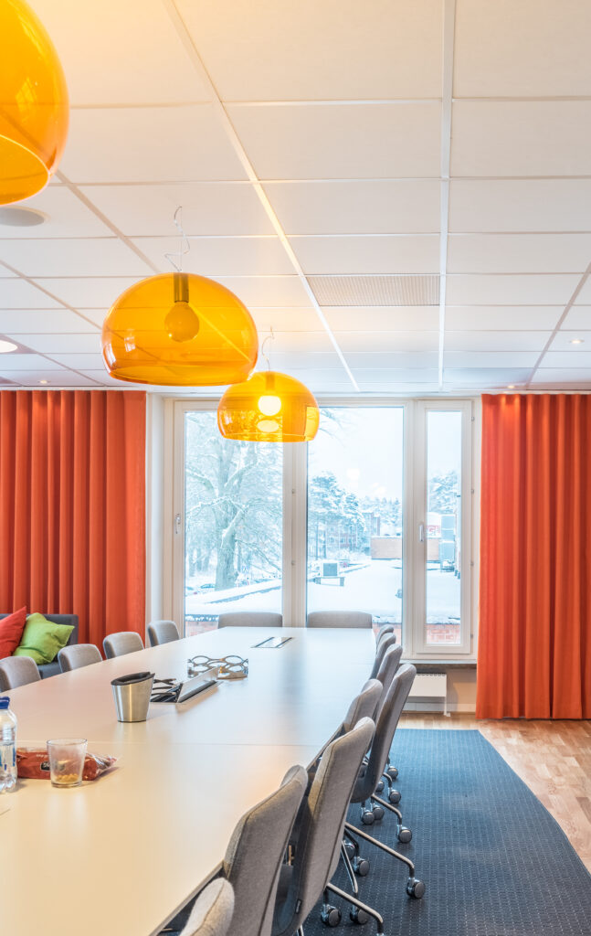 Diskreta textilpaneler för ventilation i konferenslokaler, Bulten i Hallstahammar - Svante Lundbäck AB